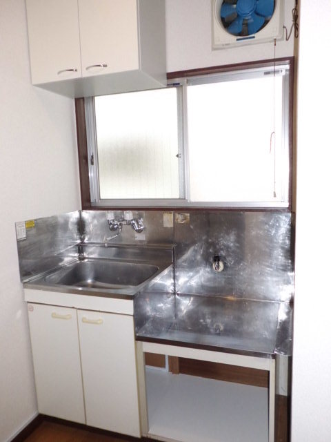 大豆戸ハイツ0201号室 ☆キッチンに窓があるので、換気もできます☆