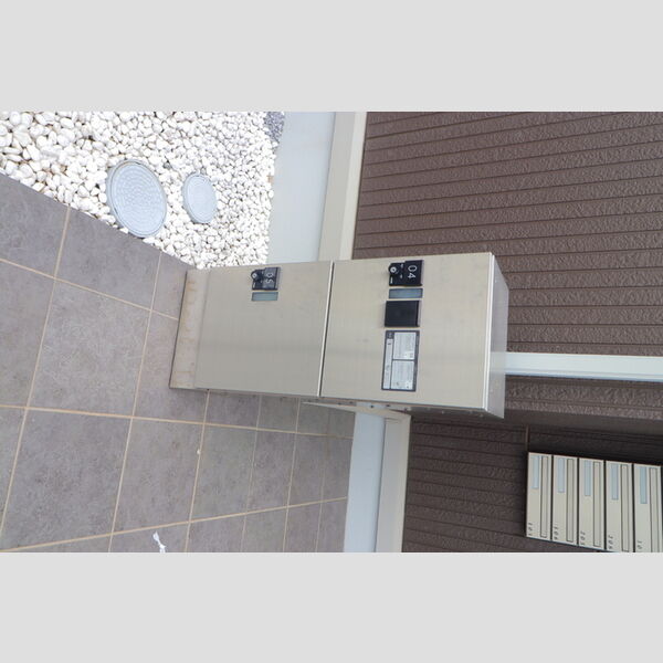 プルミエール大宮七里 　A106号室 宅配BOX1