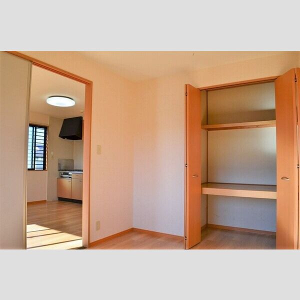 アルトインテルノ102号室 洋室①(別角度)