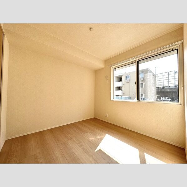 グランテージ海神E102号室 東側洋室