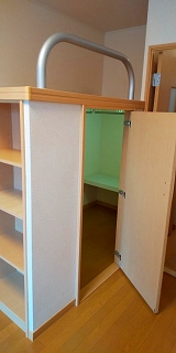 レオパレストラストワーズィ ベッド下は容量たっぷりのウォークインクローゼットです。