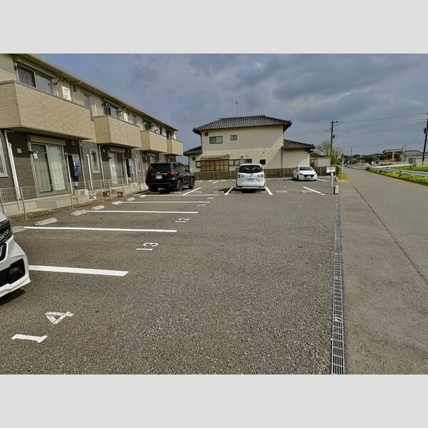 グランシエラ108号室 駐車場