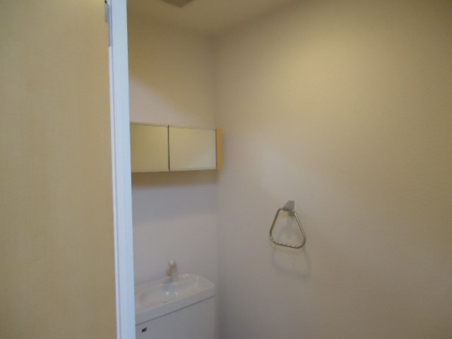 ヴィレッジコート202号室 シャワー付トイレ