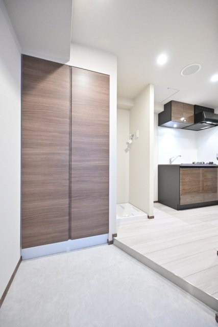 ＧＲＡＮＳＩＴＥ　ＮＡＫＡＭＥＧＵＲＯ6階 玄関