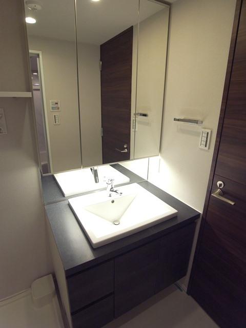 コンシェリア東京 ＴＨＥ ＲＥＳＩＤＥＮＣＥ ☆慌ただしい朝も快適に過ごせる独立洗面台