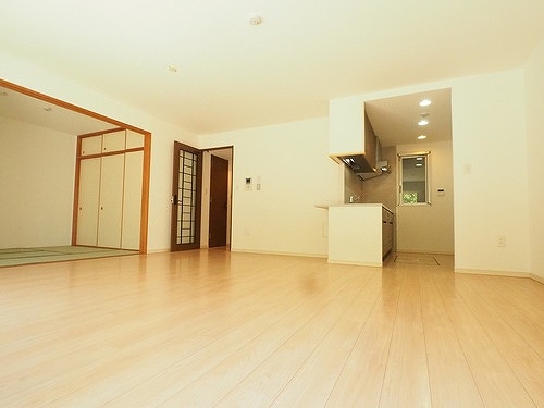 ライオンズ多摩センター　翠彩の杜 和室続きのリビングダイニング