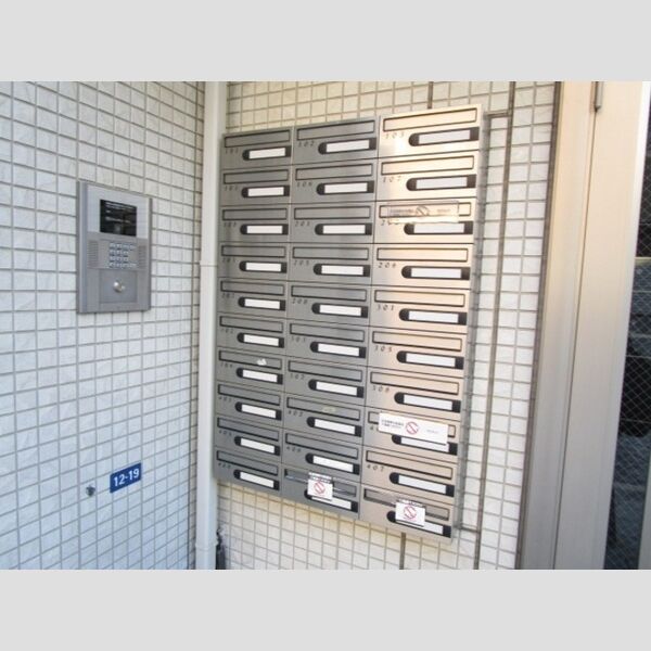 ロイヤルパレス市川305号室 集合ポスト