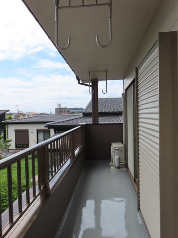 越谷市平方戸建 少しの雨でも安心な広い屋根付きバルコニー／日当たり良好