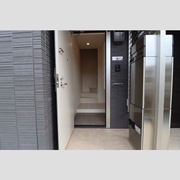 アゼリアコートⅠ 玄関(ダイヤルポスト&宅配ボックスあり)