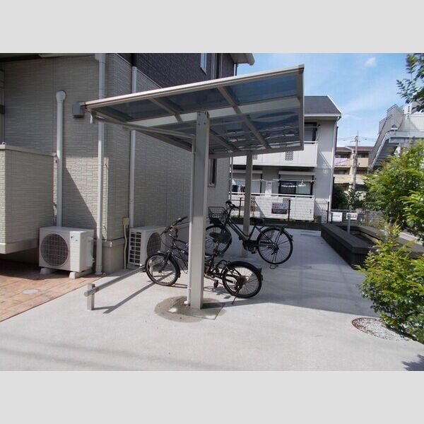 ロイヤルパークス102号室 駐輪場