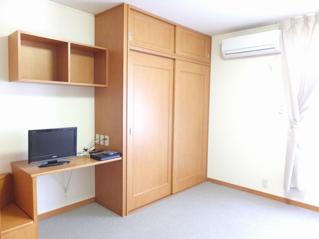 レオパレスリベェール 木目調の色合いが落ち着いた印象を与えます。