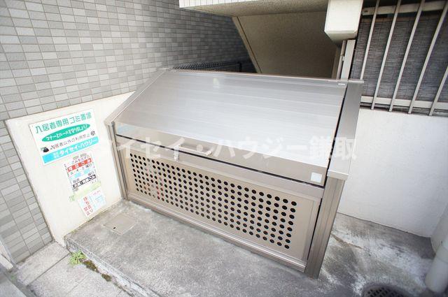 ルネス本千葉0203号室 入居者専用のゴミステーション。