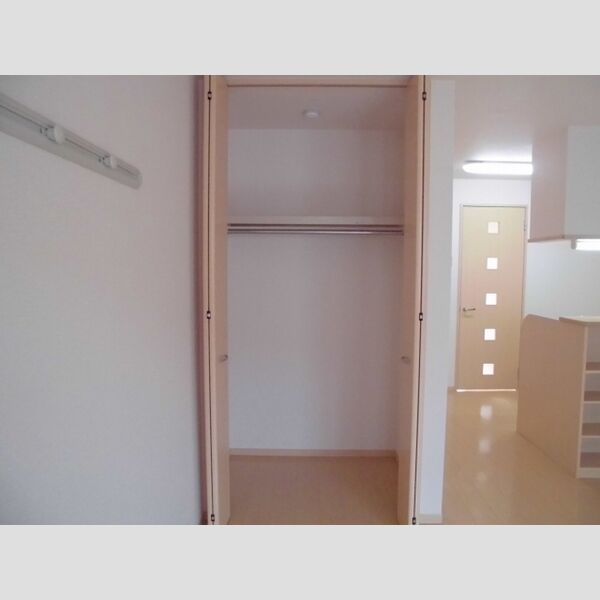 リヴェール司203号室 洋室9帖　クローゼット