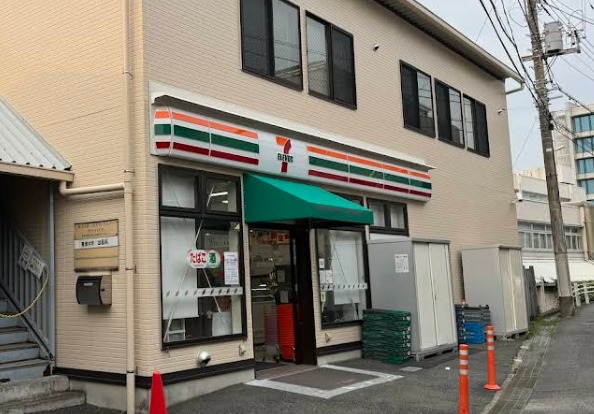 シャトレ生田緑地203号室 【コンビニエンスストア】セブンイレブン 専修大学生田校舎店まで145ｍ