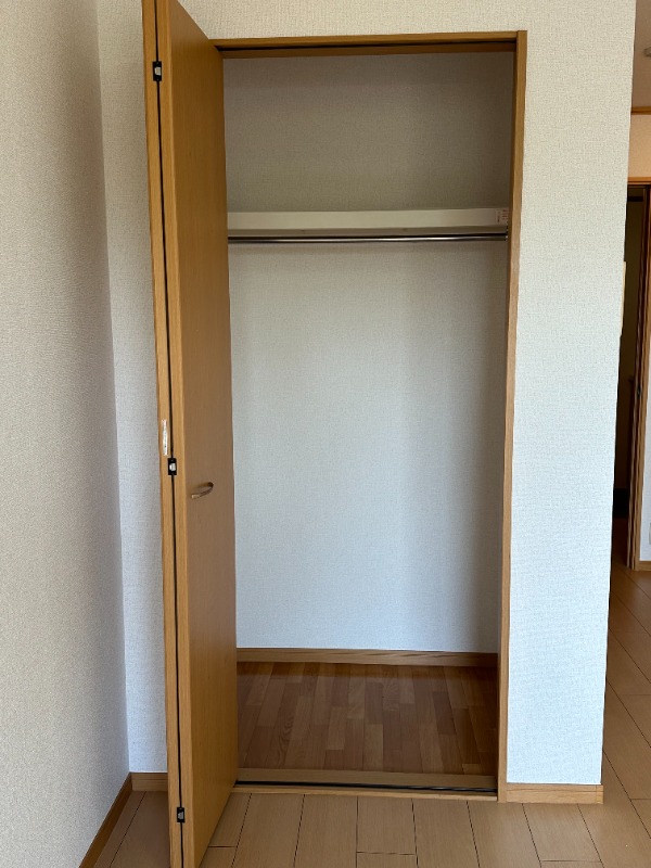 アルファマ 収納には天板やパイプがついています