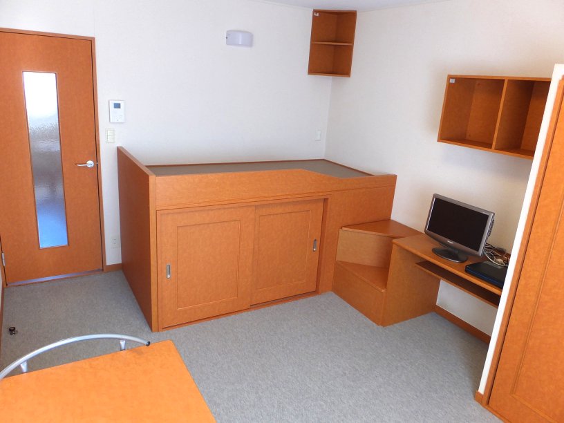 レオパレスみどりⅢ211号室 ハイベット下や階段下など豊富な収納♪