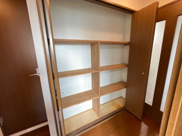ウィンディヒルズ205号室 廊下収納