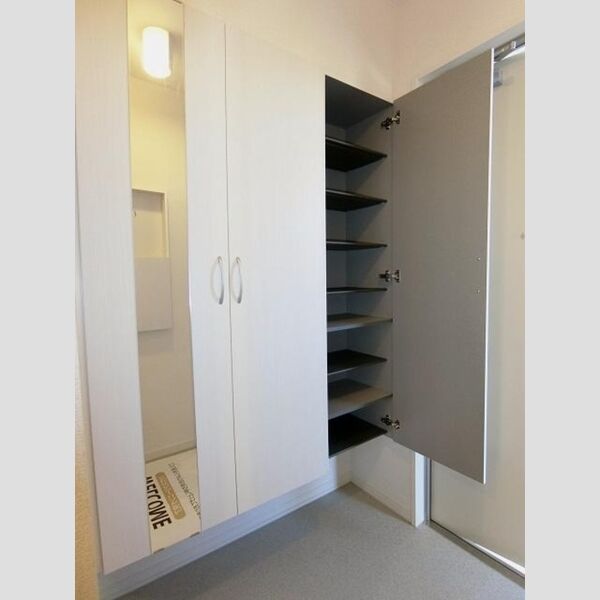 LUANA湘南202号室 シューズボックス