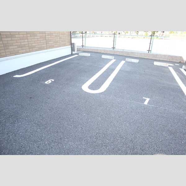 ルピナス　参番館 駐車場