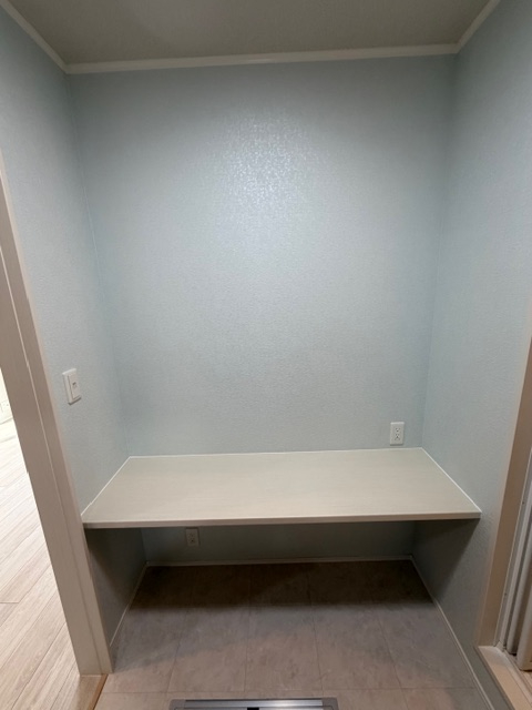 ＣＬＡＩＲＥ　　ＭＵＳＡＳＨＩ102号室 洗面所スペースにあるカウンター。収納やアイロンかけなどに利用できて便利♪