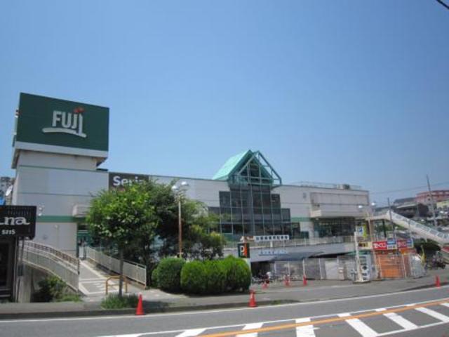 フローラ湘南Ａ棟0302号室 【デパート】Fuji善行店まで665ｍ