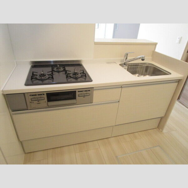 ディーグラシューズ103号室 対面式3口ガスコンロ付システムキッチン