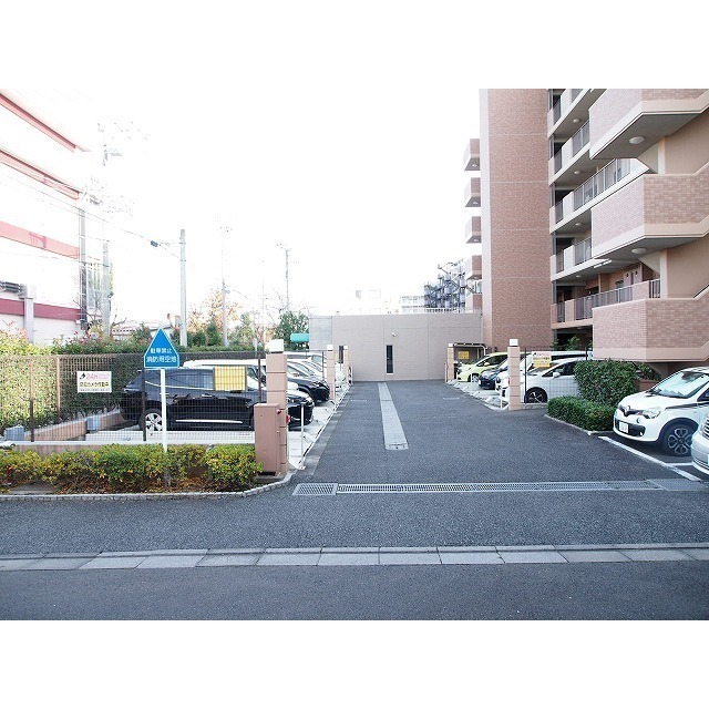 メゾンポーローニア102号室 隣地マンションＰに面してます