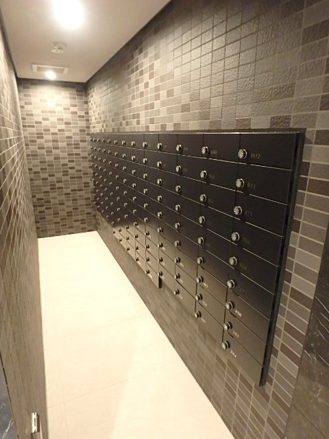 ガーラ・リバーサイド横濱南7階 落ち着きのあるロビーにはカメラ付オートロック完備