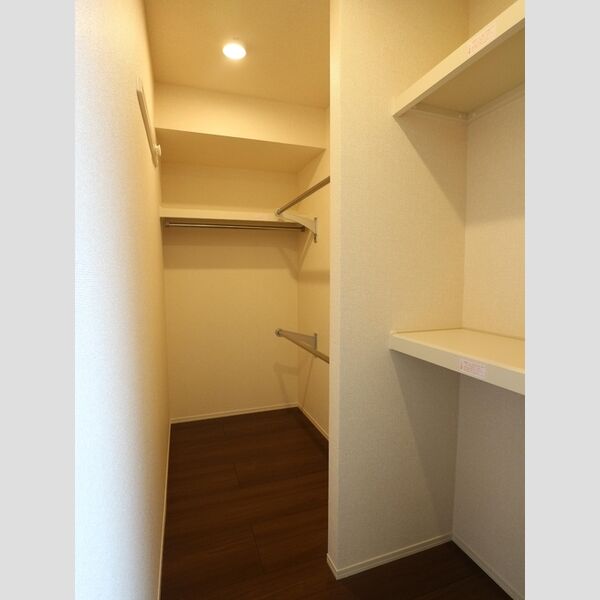 クレシェンテ302号室 ウォークインクローゼット