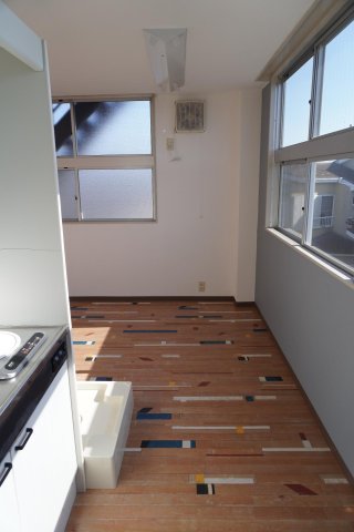 高明ビル 正面が東、右側が南の角部屋です♪