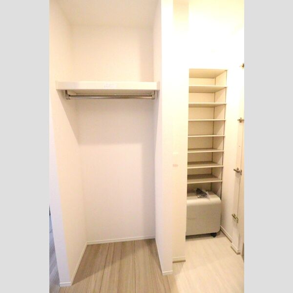 ECLAS301号室 玄関のシューズクローゼット　パイプハンガー付き収納