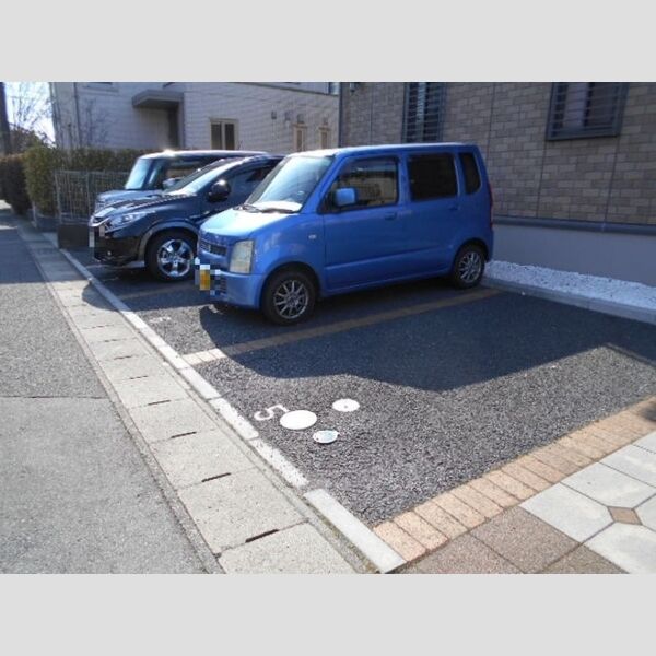 マサーレ・オガワ　B棟 駐車場