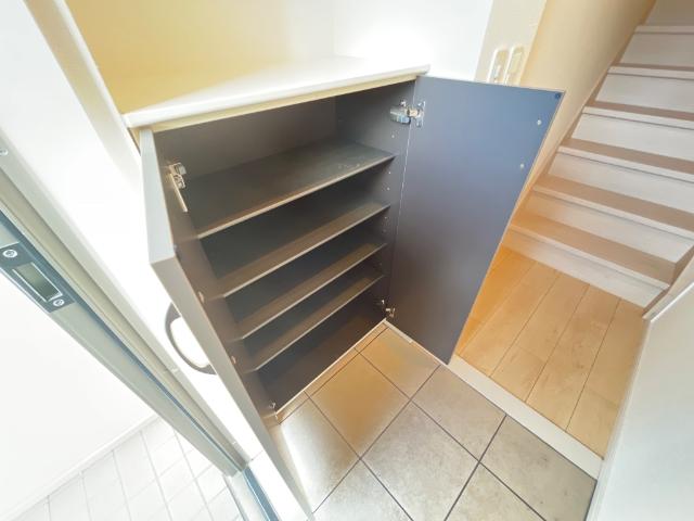 ハーモニーヒルズ202号室 下駄箱