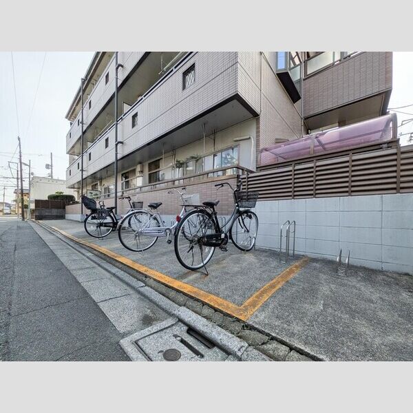 センチュリー・ハイツ202号室 駐輪場