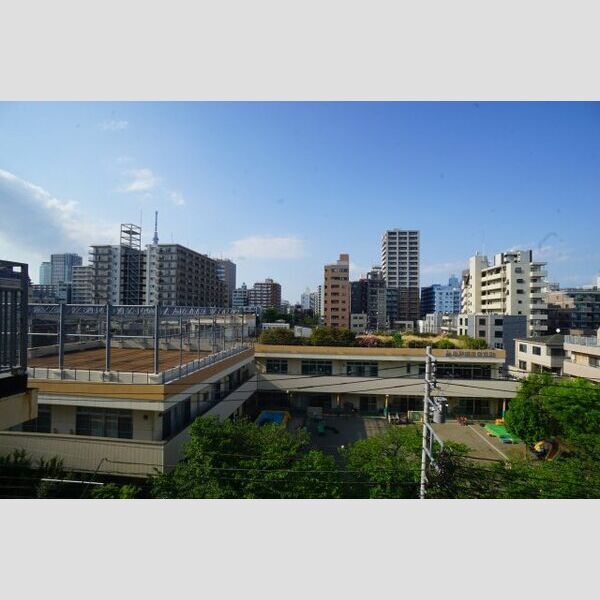 プライムメゾン亀戸701号室 目の前は、目線を遮る建物が無いため開放感があります。