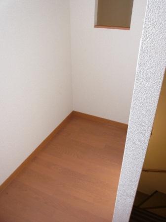 レオパレス西ノ前202号室 階段横にフリースペース