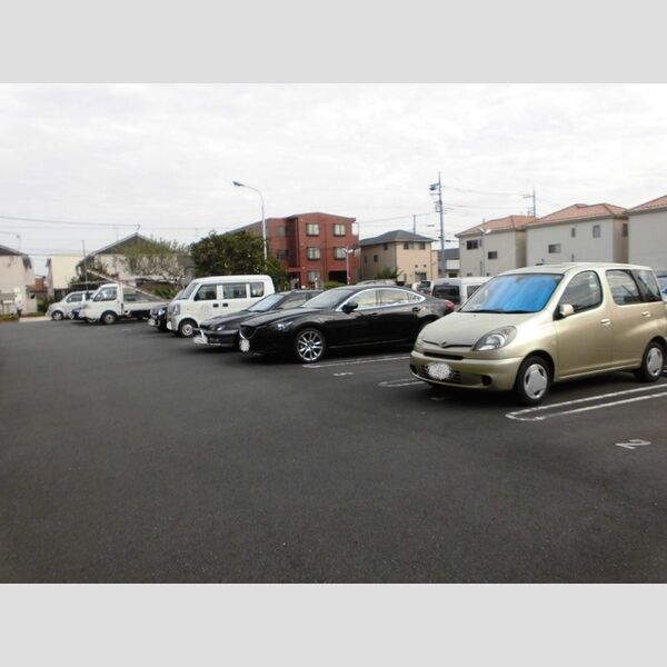 アムール赤山 駐車場