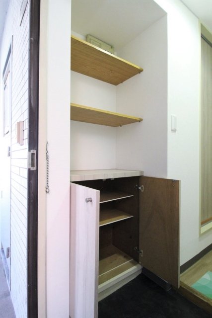 ホーユウコンフォルト神奈川新町 靴入