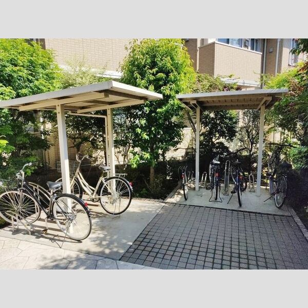 グランモア千歳烏山106号室 屋根付き駐輪場