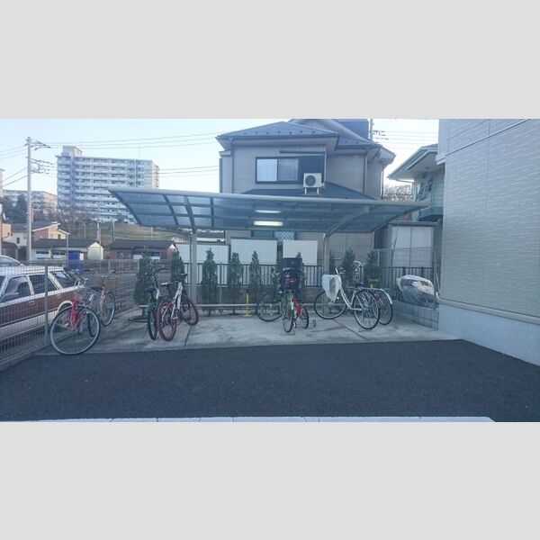 ソレイユ・i102号室 屋根付駐輪場