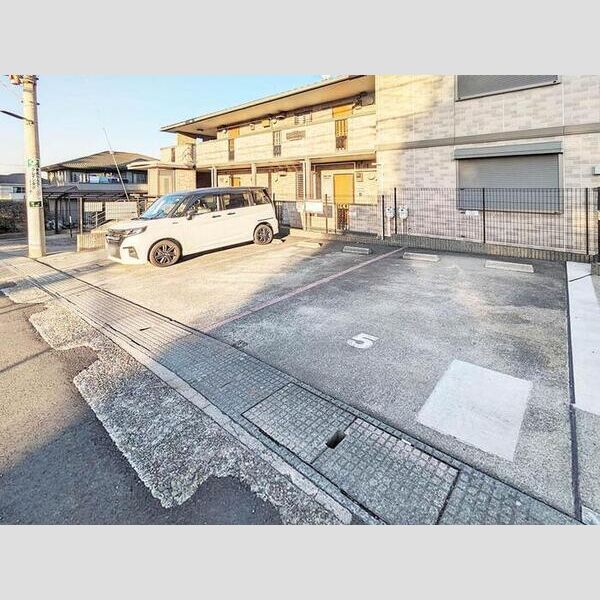 グランディールナギサワ 駐車場