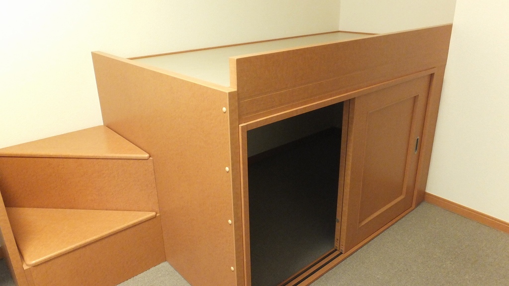 レオパレスパレット壱番館202号室 大型ベット下収納