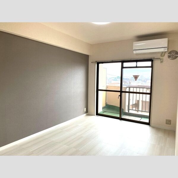 ティーワイパレス LDK(バルコニー側)