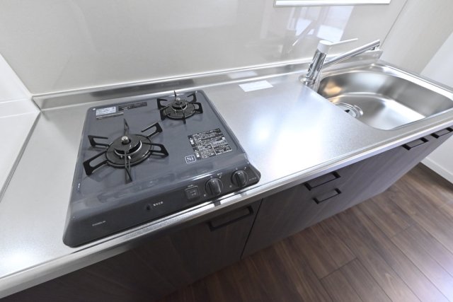 ルア浜田山1階 システムキッチン（2口ガスコンロ）