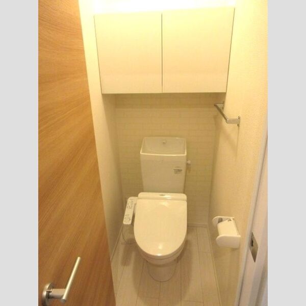 アンジュール高松102号室 トイレ温水洗浄便座