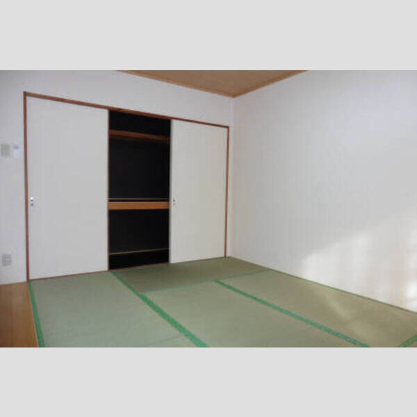 ヴァンベール山口　A205号室 押入内部もシックに仕上げました