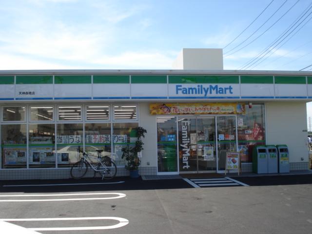 ヴィレッジガーデン ファミリーマート（コンビニ）まで556ｍ