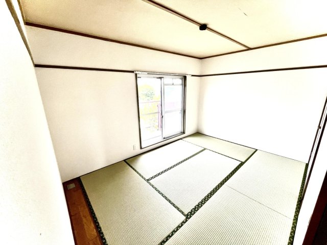くずは台団地7号棟303号室 6帖和室は新しい畳で落ち着いた空間を楽しめます