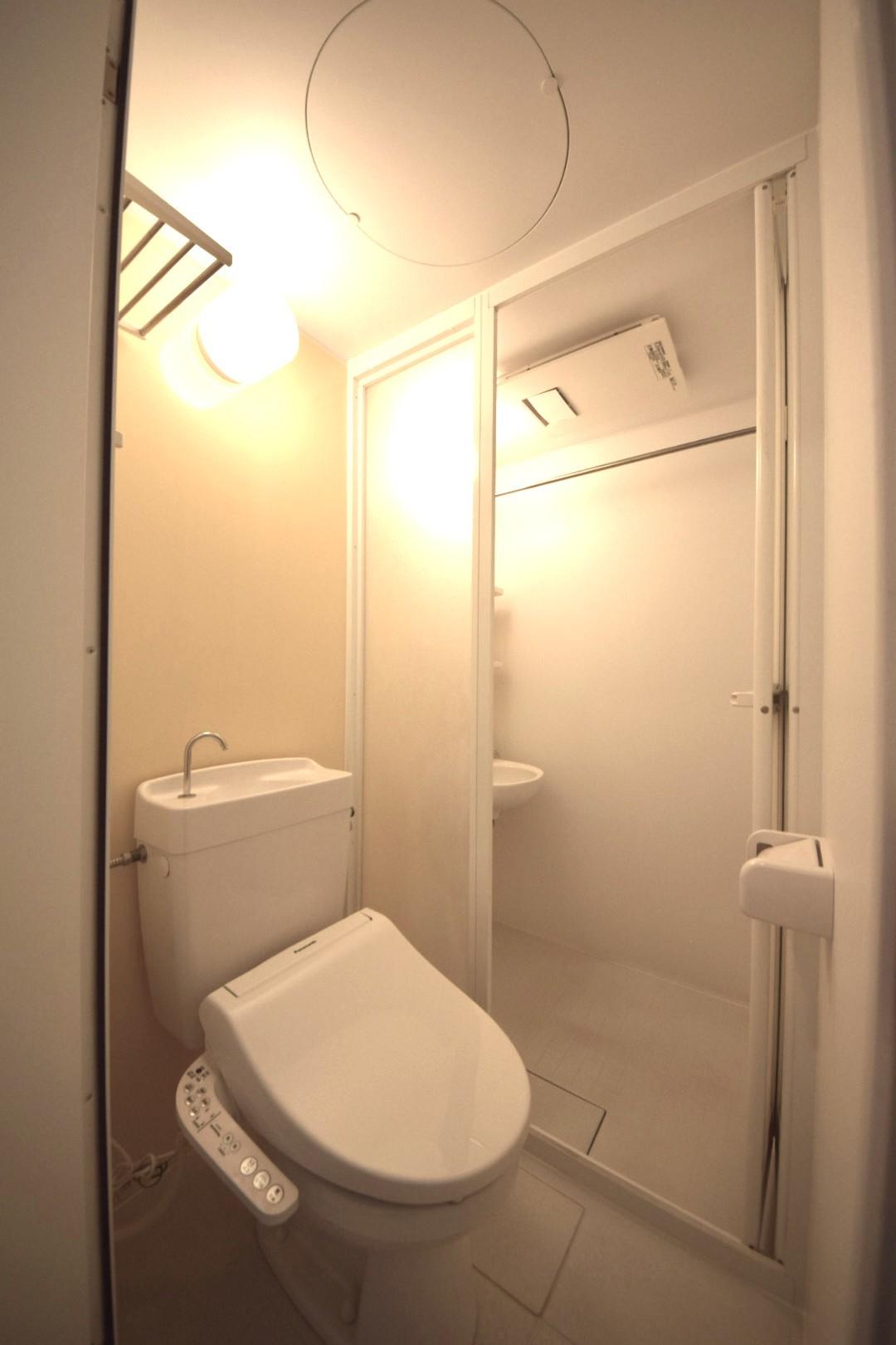 響橋テラス203号室 トイレとシャワーが分かれ、浴室乾燥機と温水洗浄便座付き。