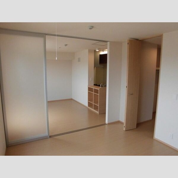 リリオコート305号室 南東洋室とLDK(奥側)